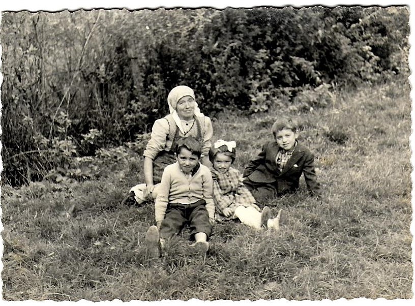 Teta Marija Cej z nečaki Alojzom, Marijo in Albinom